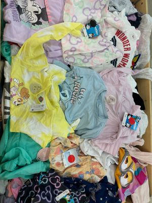 Lot de 140 pièces de vêtements enfant licence Disney.