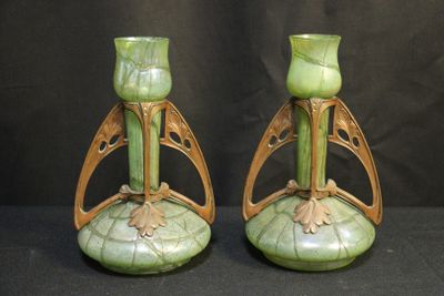 deux vases verts posés l'un à côté de l'autre sur une table
