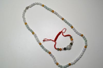 un collier de perles orné d'un ruban rouge