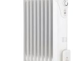 une photo représentant un radiateur électrique blanc monté sur roulettes, sur fond blanc