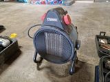 un petit radiateur portable posé par terre dans une pièce
