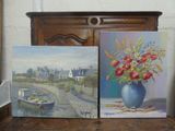 deux tableaux représentant des fleurs dans un vase bleu posé sur une table