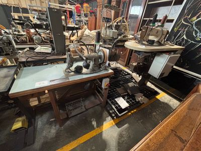 une table sur laquelle se trouvent de nombreux objets différents