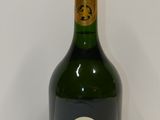 une bouteille de vin posée sur une table