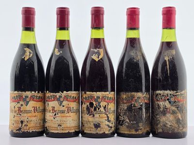 quatre bouteilles de vin sont alignées sur une table