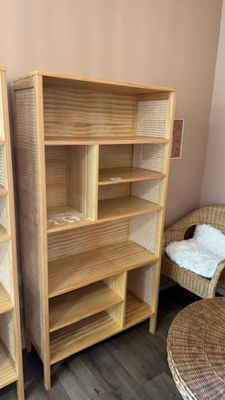 Etagère en stratifié bois brun et cannage ouvrant à huit cas…