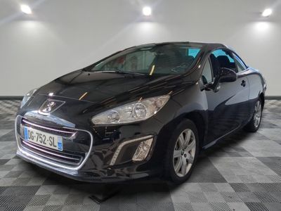 la voiture noire est garée dans le garage sur le sol en damier
