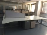 un bureau blanc sur lequel se trouve un ordinateur, dans un bureau