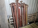 beaucoup de tuyaux empilés dans une pièce