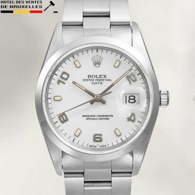Gros plan sur une montre-bracelet à cadran blanc