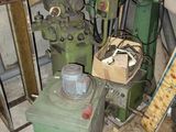 un tas de vieilles machines dans une pièce remplie de bric-à-brac