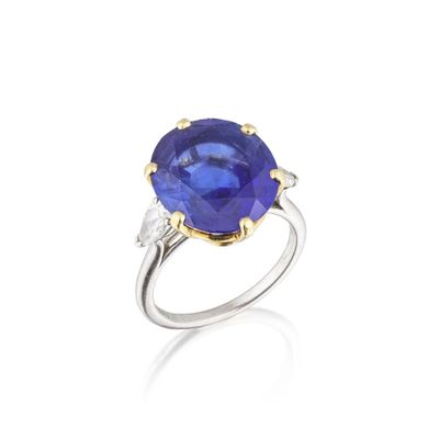 une bague en saphir et diamant