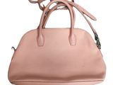 sac à main en cuir rose sur fond blanc
