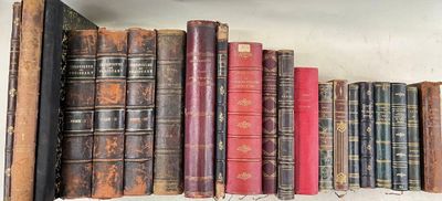 de nombreux livres anciens sur une étagère dans une pièce