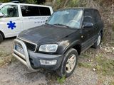 deux véhicules garés l'un à côté de l'autre sur le bord de la route