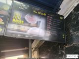 un menu accroché au mur d'un restaurant, sur lequel figure une photo