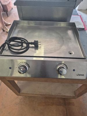 un barbecue en acier inoxydable équipé de deux brûleurs