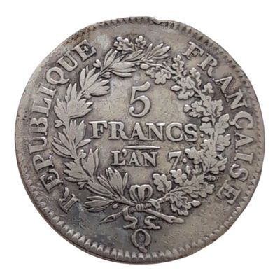 un gros plan d'une pièce de monnaie ornée d'une couronne