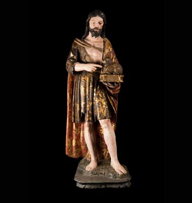 statue d'un homme barbu, vêtu d'une robe, tenant un livre