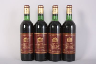 trois bouteilles de vin rouge sont alignées sur une table