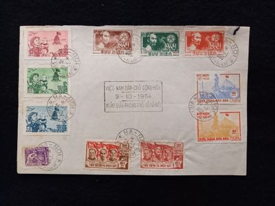 une photo d'une carte postale sur laquelle figurent de nombreux timbres