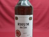 une image représentant une bouteille de rhum sur fond rouge