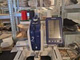 une machine posée sur une table dans une pièce