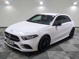 La Mercedes CLA est garée sur un sol en dalles à damier