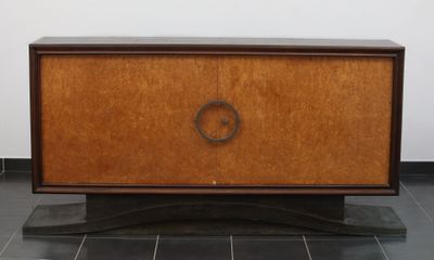 une photo d'une armoire en bois munie d'une poignée en métal