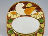une photo d'un miroir décoratif sur lequel figure un oiseau