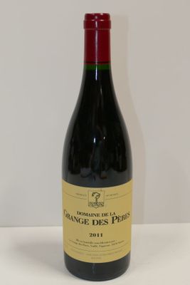 une bouteille de vin posée sur une table