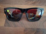 une paire de lunettes de soleil posée sur une table en bois