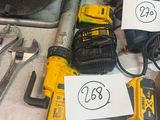 un grand nombre d'outils posés sur une table