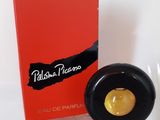 le flacon de parfum se trouve à côté de la boîte, sur la table