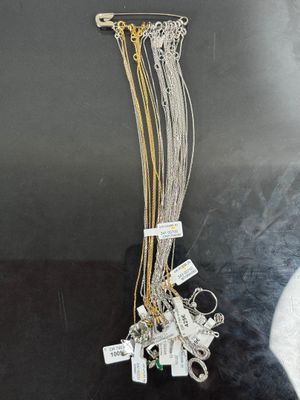 une vitrine présentant divers colliers et bracelets