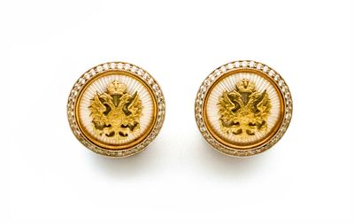 une paire de boucles d'oreilles en or 18 carats et diamants