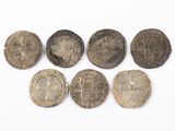 un ensemble de cinq pièces d'argent et de bronze sur un fond blanc