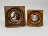 une paire de portraits miniatures représentant un homme et une femme, dans un cadre en bois