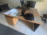 un bureau sur lequel se trouvent deux écrans d'ordinateur et un sac à dos