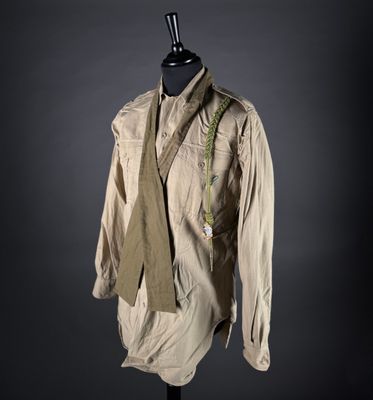 une photo d'un mannequin portant une chemise et une cravate
