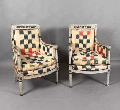 Paire de bergères en bois rechampi vert et beige, tissu géom… - Photo 1