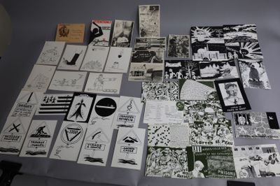 une table sur laquelle se trouvent de nombreux types de papiers différents