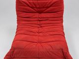 un fauteuil futon rouge sur fond blanc