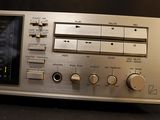 une radio argentée posée sur une table