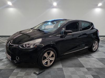 une voiture noire est garée dans une pièce au sol en damier