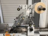 une machine équipée d'un rouleau de ruban adhésif