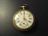 une montre de poche en or avec des chiffres romains