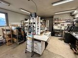 une photo d'un atelier où il y a beaucoup de travail à faire