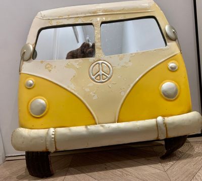 PANNEAU publicitaire en métal, jaune et blanc, en forme de f…