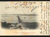 une vieille carte postale sur laquelle figure l'image d'un pont